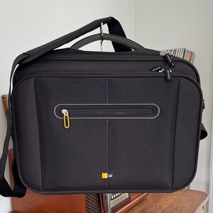 Case Logic black nylon laptop bag w/adjustable strap and top handle, NWOT